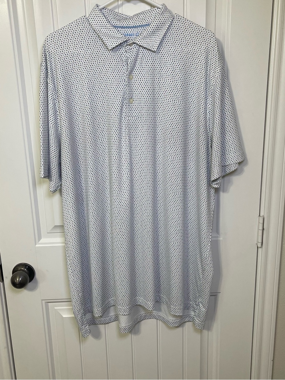 johnnie-O Men's XL Performance Golf Polo Shirt White with Blue Polka Dot Print